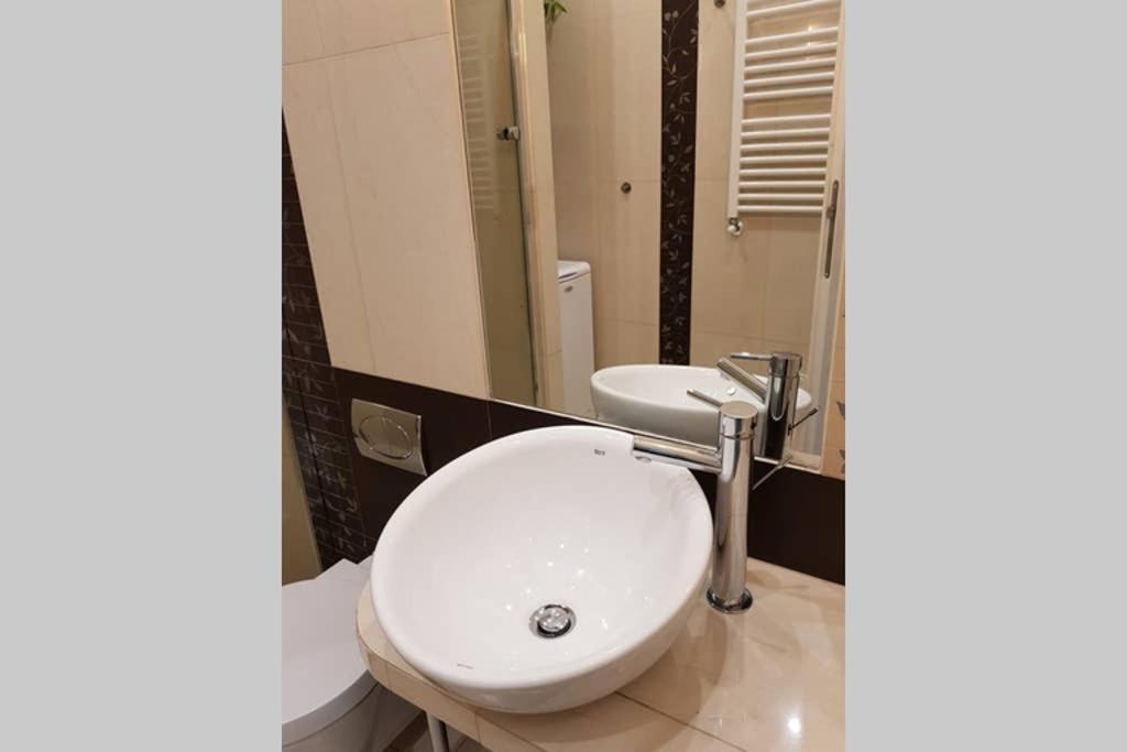 Cozy Modern Studio Green Apartment In Old Town Красков Екстериор снимка