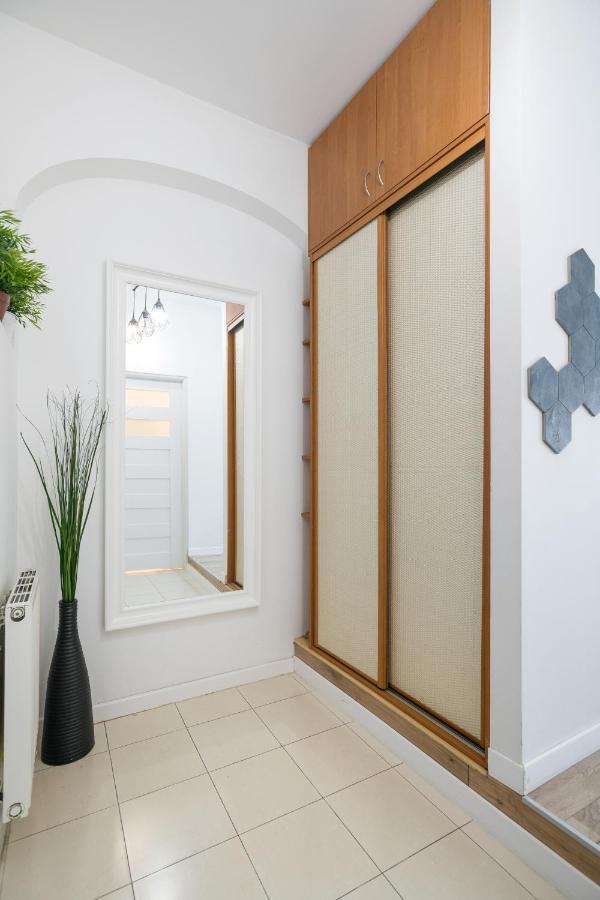 Cozy Modern Studio Green Apartment In Old Town Красков Екстериор снимка